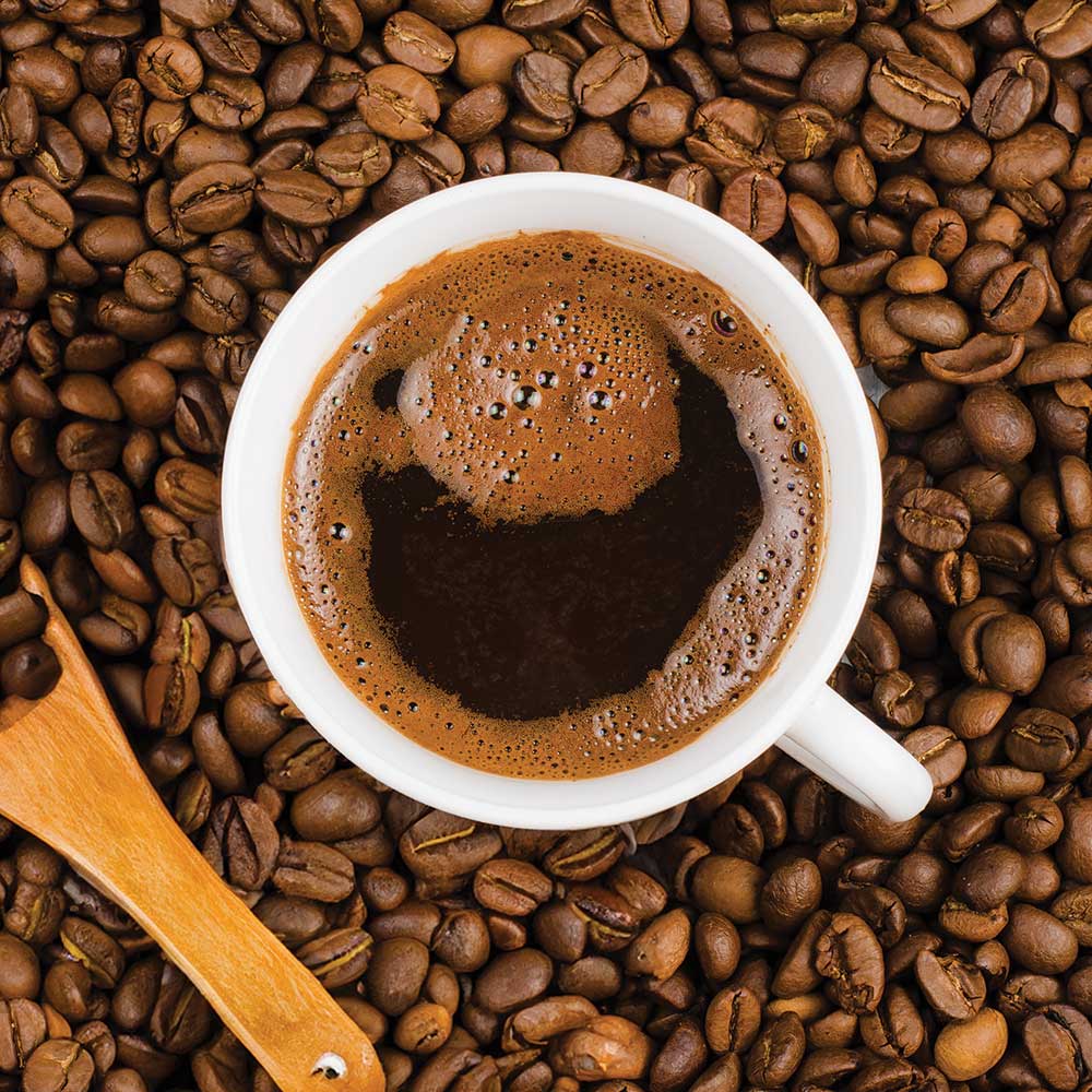 Tasse Kaffee auf Kaffeebohnen